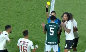 El árbitro le mostró la tarjeta amarilla a Zé Ricardo ante el reclamo de los jugadores de la 'U', que pensaron en expulsión. (ESPN)