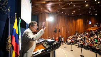En su visita a la UNAM, Gustavo Petro lanza advertencia sobre las elecciones de México en 2027