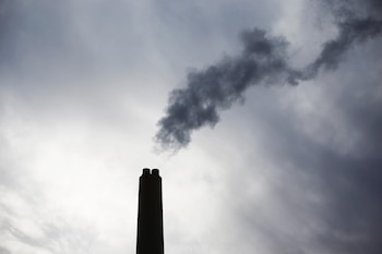Los precios del crudo cayeron después de que Arabia Saudita ofreciera cargamentos adicionales a refinerías asiáticas a través de Omán (Europa Press)