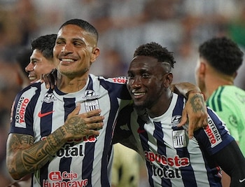 Paolo Guerrero junto a la figura del partido, Eryc Castillo, quien anotó 3 goles ante Cusco FC. - créditos: Liga 1