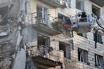 El ministro del Interior de Ucrania, Igor Klymenko, confirmó la cifra de víctimas y detalló que el ataque alcanzó hasta 27 puntos distintos de la ciudad (REUTERS/Thomas Peter)