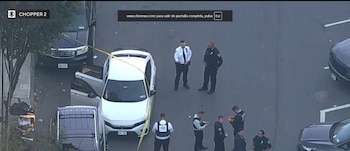 La menor sufrió lesiones causadas por cristales del parabrisas y el adulto recibió un disparo en el tobillo (Captura de video)