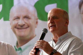Imagen de archivo. El candidato presidencial costarricense, José María Figueres, del Partido Liberación Nacional (PLN), habla con sus seguidores durante su mitin de clausura de campaña antes de la segunda vuelta de las elecciones presidenciales del 3 de abril, en San José, Costa Rica. 27 de marzo de 2022. REUTERS/ Mayela López