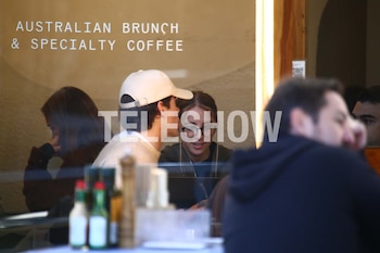 Franco Colapinto con su novia por Palermo