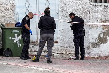 Agentes de policía comprueban la