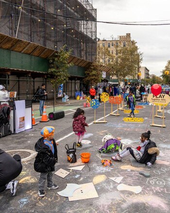 La edición 2026 llevará celebraciones gratuitas de Halloween a 160 calles y plazas de Manhattan, Brooklyn, Queens, el Bronx y Staten Island.
