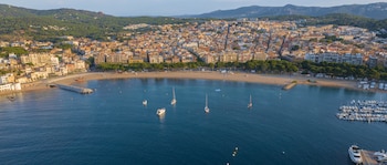 Una panorámica de la playa de Sant Feliu (Costa Brava Pirineu Girona)