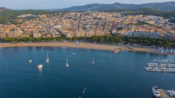 La carretera de 22 kilómetros con las mejores vistas al Mediterráneo: perfecta para hacerla en moto o bici y “serpentear el mar por la Costa Brava”