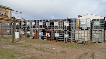 Alarma por 118 tanques de productos químicos que aparecieron en la costa bonaerense: la lucha de los vecinos por sus playas