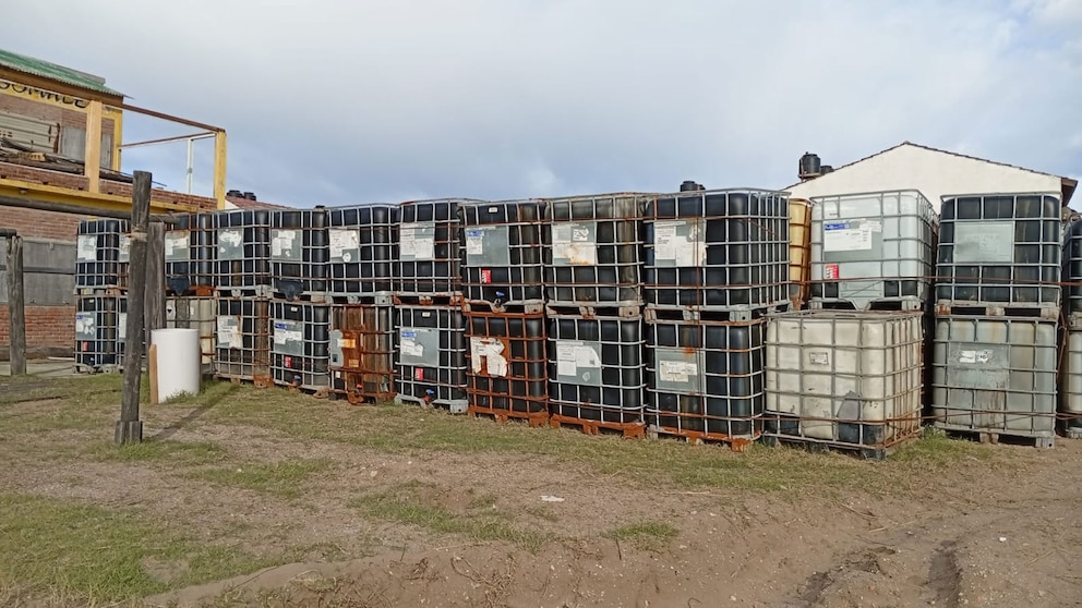 Alarma por 118 tanques de productos químicos que aparecieron en la costa bonaerense: la lucha de los vecinos por sus playas Alarma por 118 tanques de productos químicos que aparecieron en la costa bonaerense: la lucha de los vecinos por sus playas