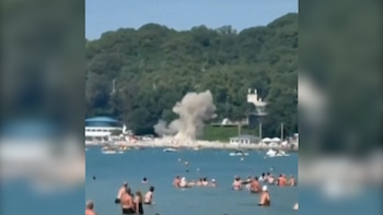 Un dron ucraniano derribado por militares rusos cayó en una playa repleta de bañistas: al menos siete muertos
