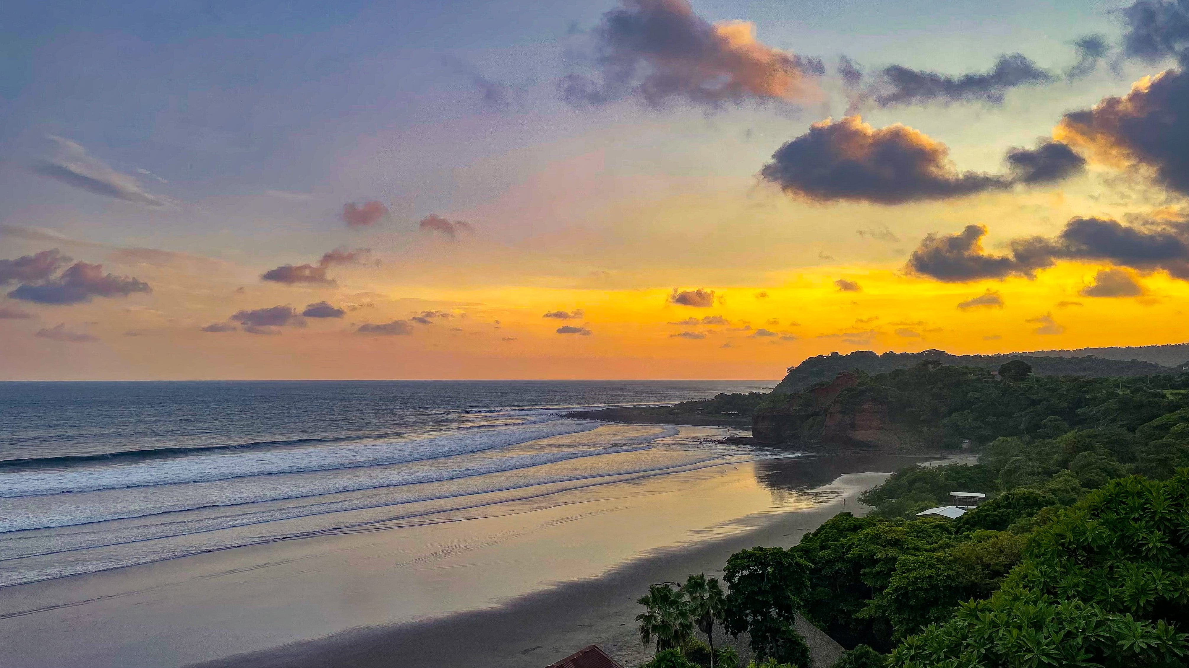 Punta Mango es una playa ubicada en la costa oriental de El Salvador, reconocida por su oleaje constante y su atractivo entre surfistas nacionales e internacionales. De difícil acceso, conserva un ambiente tranquilo y poco concurrido, rodeado de vegetación y acantilados. Sus aguas cálidas y paisajes naturales la convierten en un destino ideal para quienes buscan tranquilidad, surf y contacto directo con la naturaleza en un entorno poco intervenido./ (MITUR)