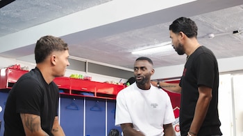 El delantero Jackson Martínez regresó a Independiente Medellín y así fue su primer día: tuvo emotivo abrazo con Juan Fernando Quintero