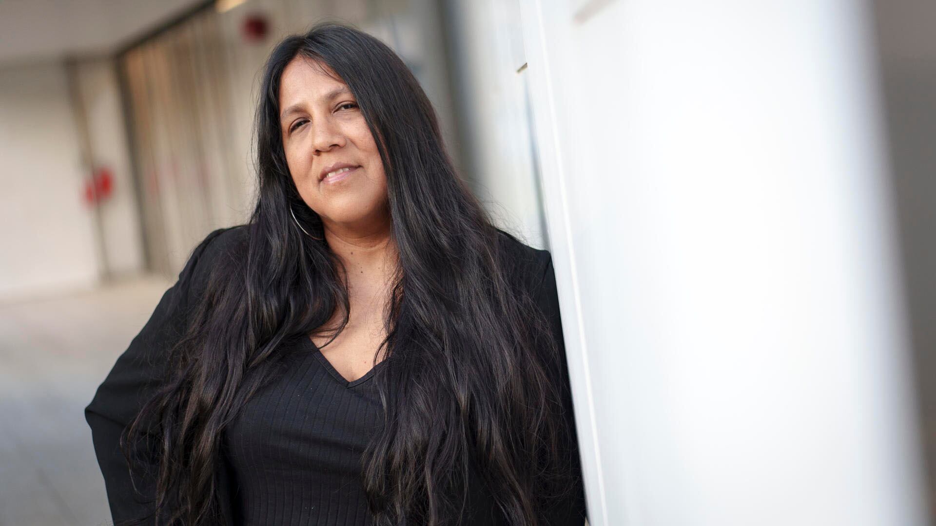 Gabriela Wiener denuncia el auge de políticas anti-migrantes y la deshumanización impulsada por líderes globales