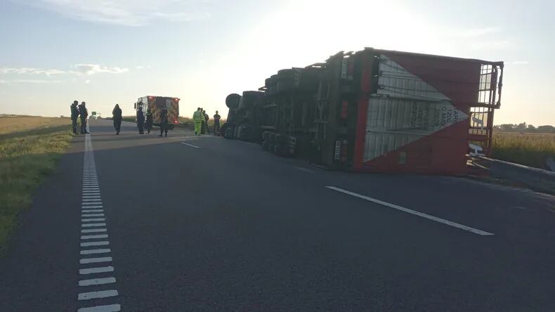 El siniestro ocurrió en plena madrugada, el transporte de ganado quedó bajo vigilancia hasta el traslado