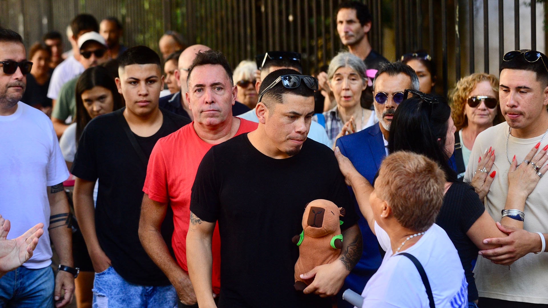 A lo largo de su lucha por justicia, el peluche de capibara de Kim se transformó en una insignia (Aglaplata)