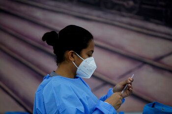 Una enfermera prepara una dosis