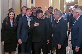 Volodimir Zelensky (en el centro), aparece acompañado —de izquierda a derecha— por los senadores Katie Britt (republicana por Alabama), Richard Blumenthal (demócrata por Connecticut), James Risch (republicano por Idaho) y Roger Wicker (republicano por Misisipi), a su llegada al Capitolio de EE UU (AP/Rod Lamkey, Jr.)