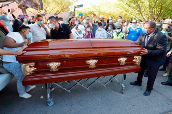 Familiares y seguidores del cantante