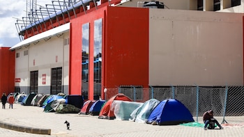 Bolivianos acampan frente al estadio