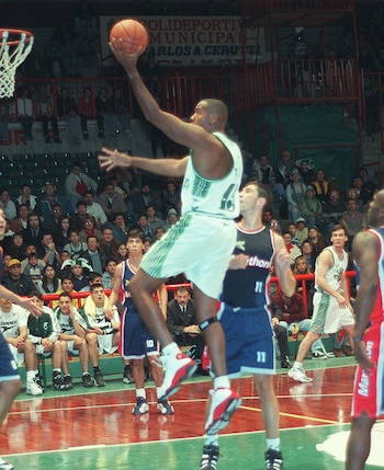 El paso de Stacey King por Atenas de Córdoba fue breve. Apenas disputó 8 partidos en la Liga Nacional (@mchaijale)