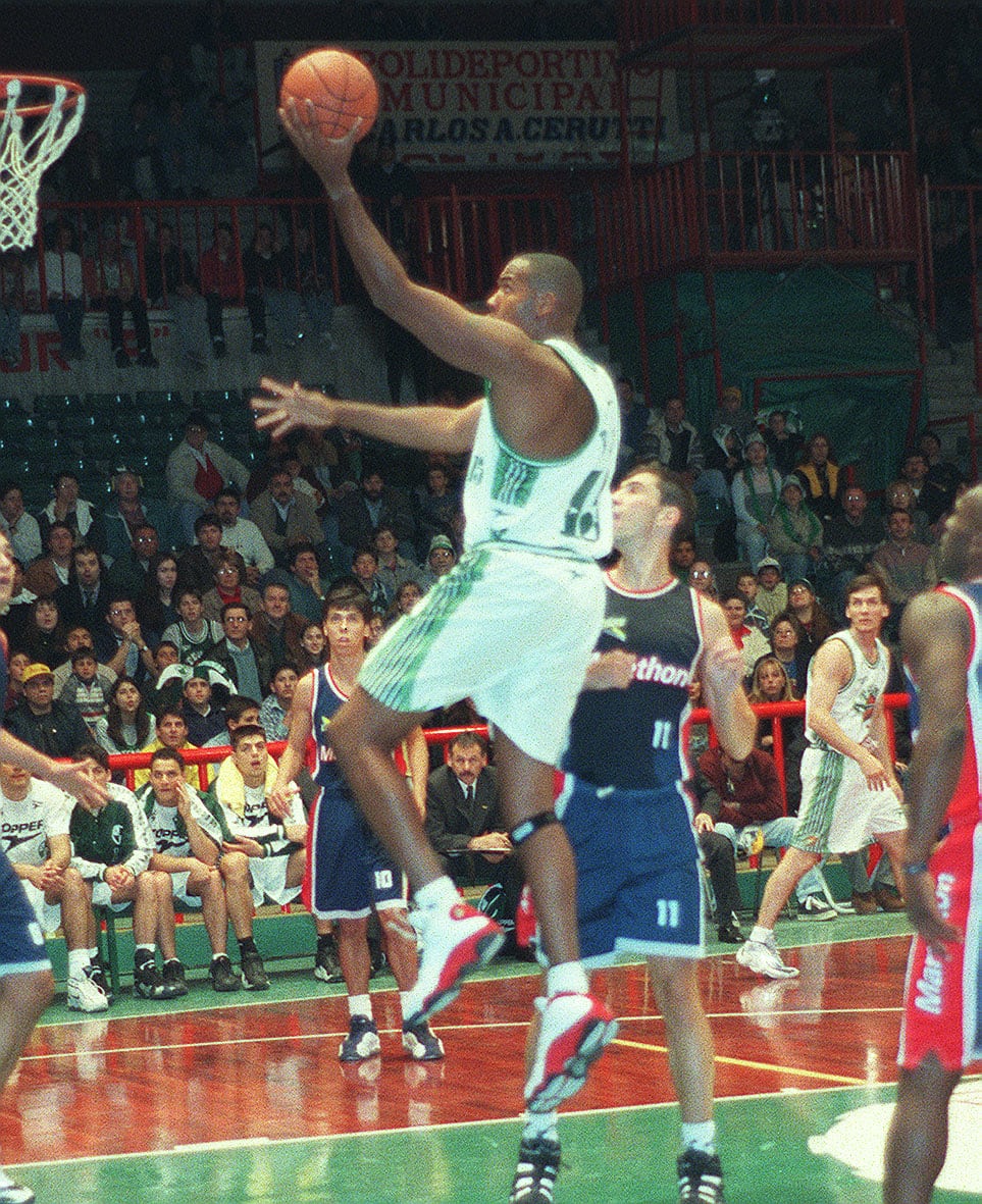El paso de Stacey King por Atenas de Córdoba fue breve. Apenas disputó 8 partidos en la Liga Nacional (@mchaijale)