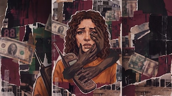 Mujer con cabello rizado sostiene teléfono antiguo. Manos oscuras cubren su rostro y el dispositivo. El fondo es un collage de billetes de dólar y papel rasgado.