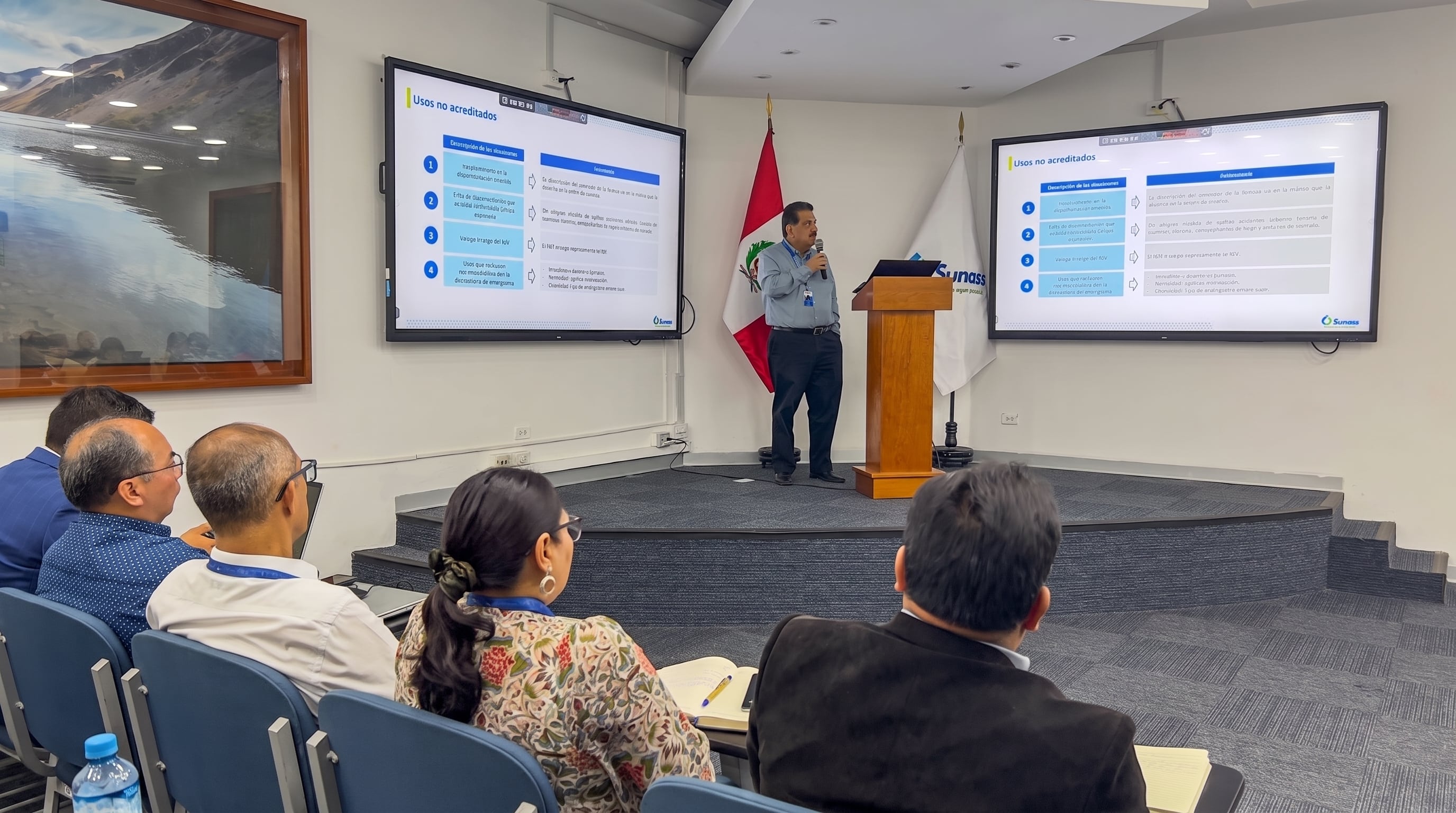 Un orador expone en una capacitación de Sunass a representantes de empresas de saneamiento sobre gestión de riesgos y uso de fondos para la preparación ante el Fenómeno El Niño en Perú. (Sunass)