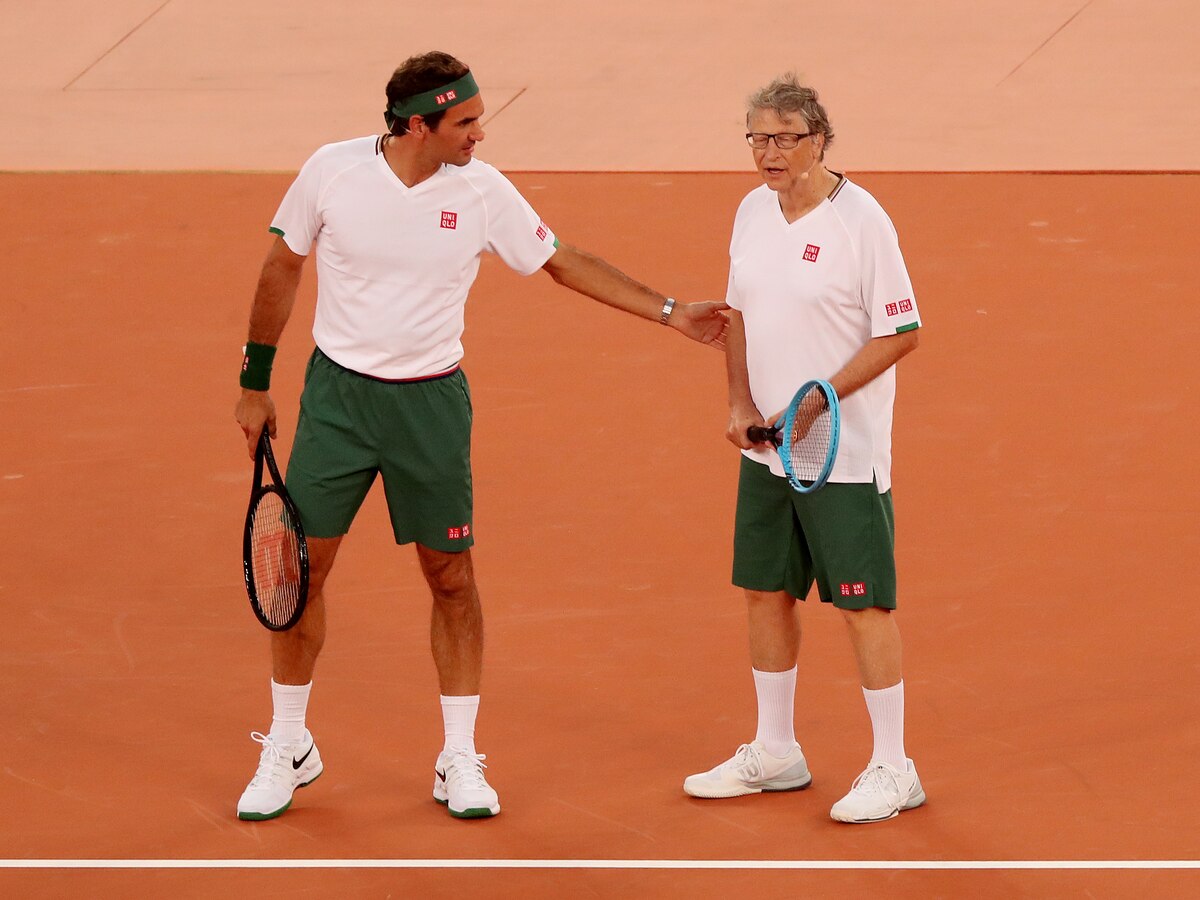 Bill Gates and roger Federer playing tennis