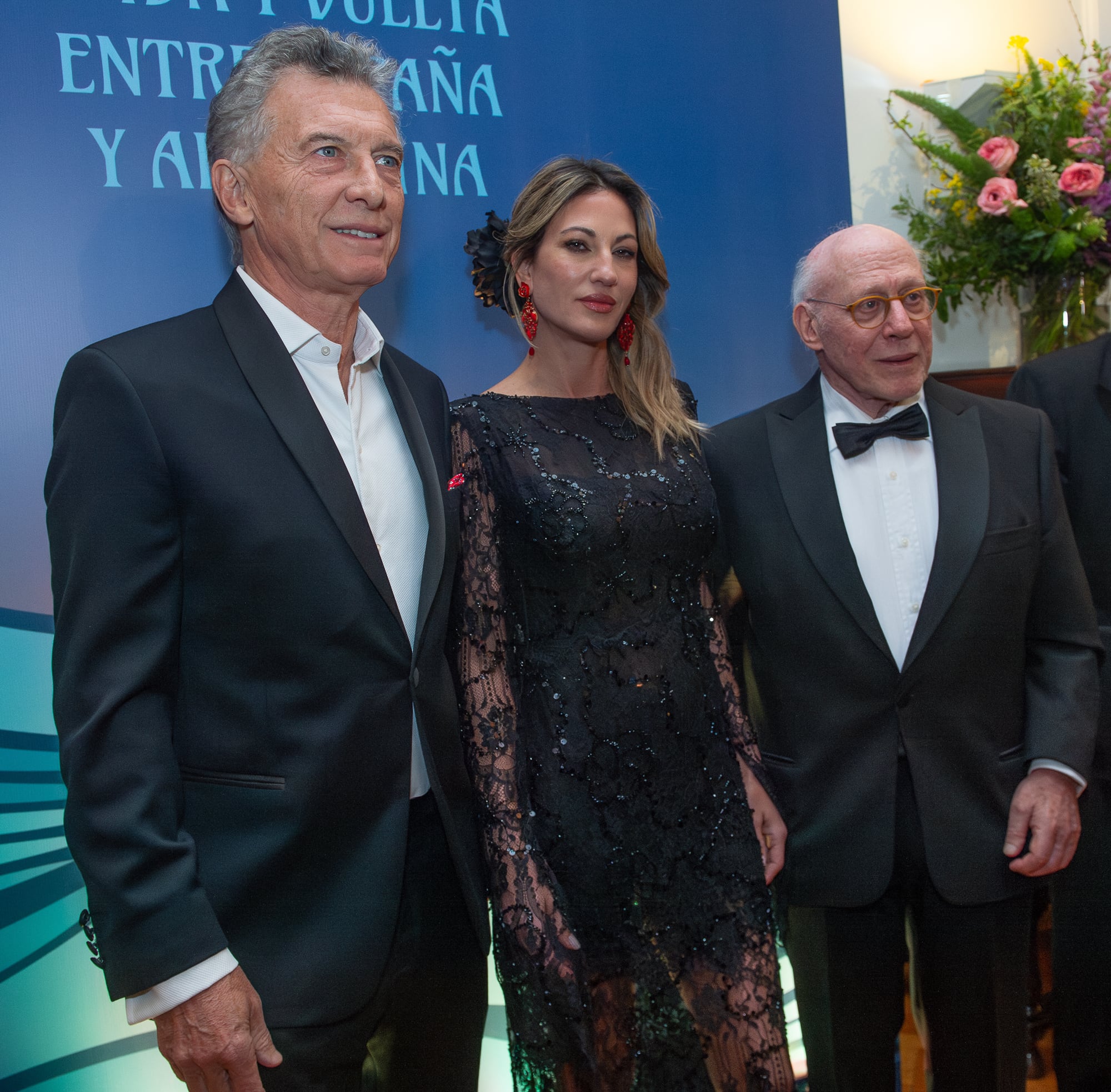 El ex presidente Mauricio Macri asistió a la gala con su pareja, Dolores Teuly. Al llegar, posaron junto a Julio César Crivelli, presidente de la Asociación de Amigos del Museo Nacional de Bellas Artes