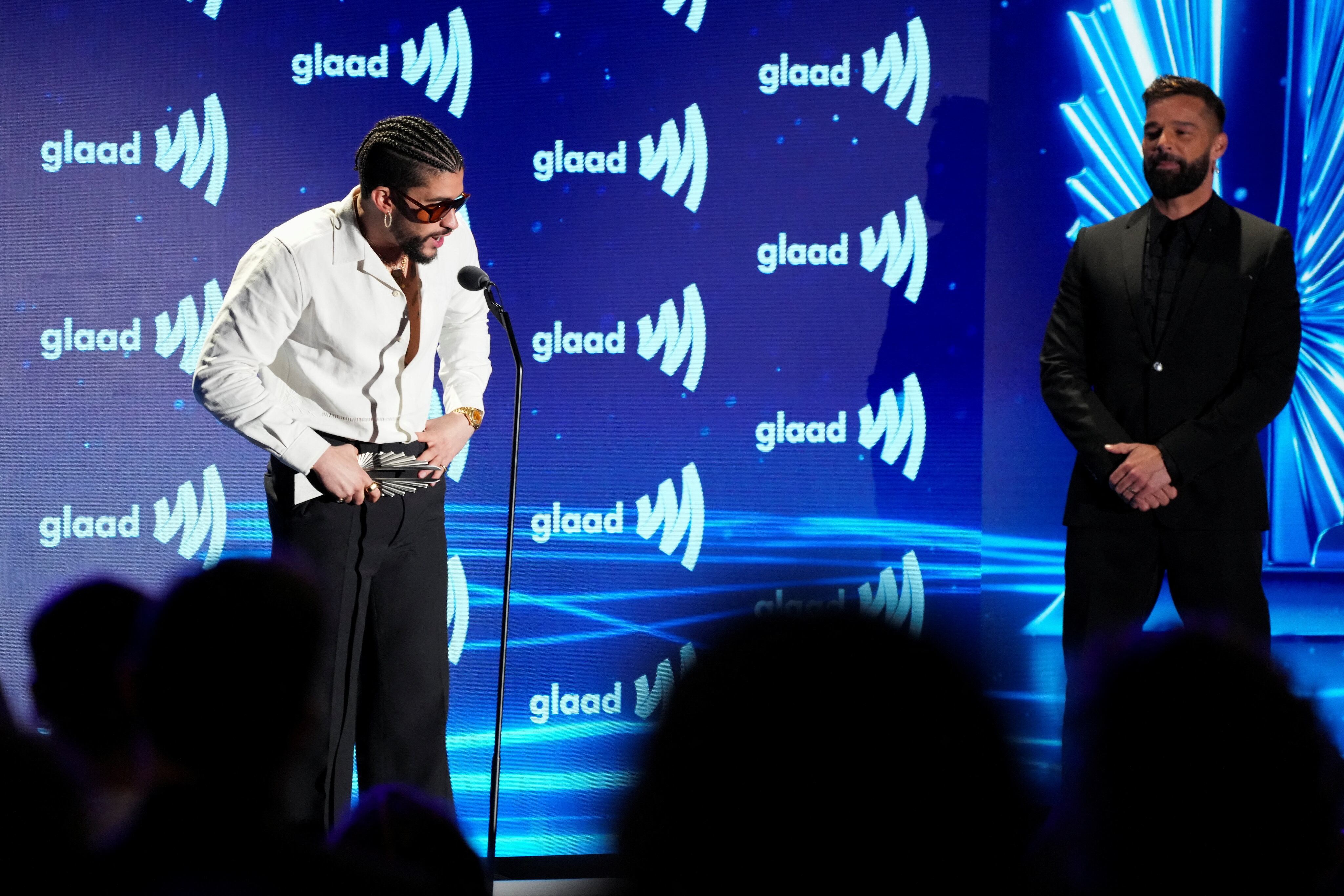 Ricky Martin entregó el GLAAD Vanguard Award a Bad Bunny, fortaleciendo su vínculo profesional y cultural tras colaborar (REUTERS/Allison Dinner)