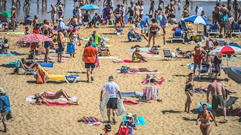 Calor, tormentas, niebla, viento y olas ponen hoy en aviso a 11 CCAA, con Canarias, Cataluña y Aragón en nivel naranja