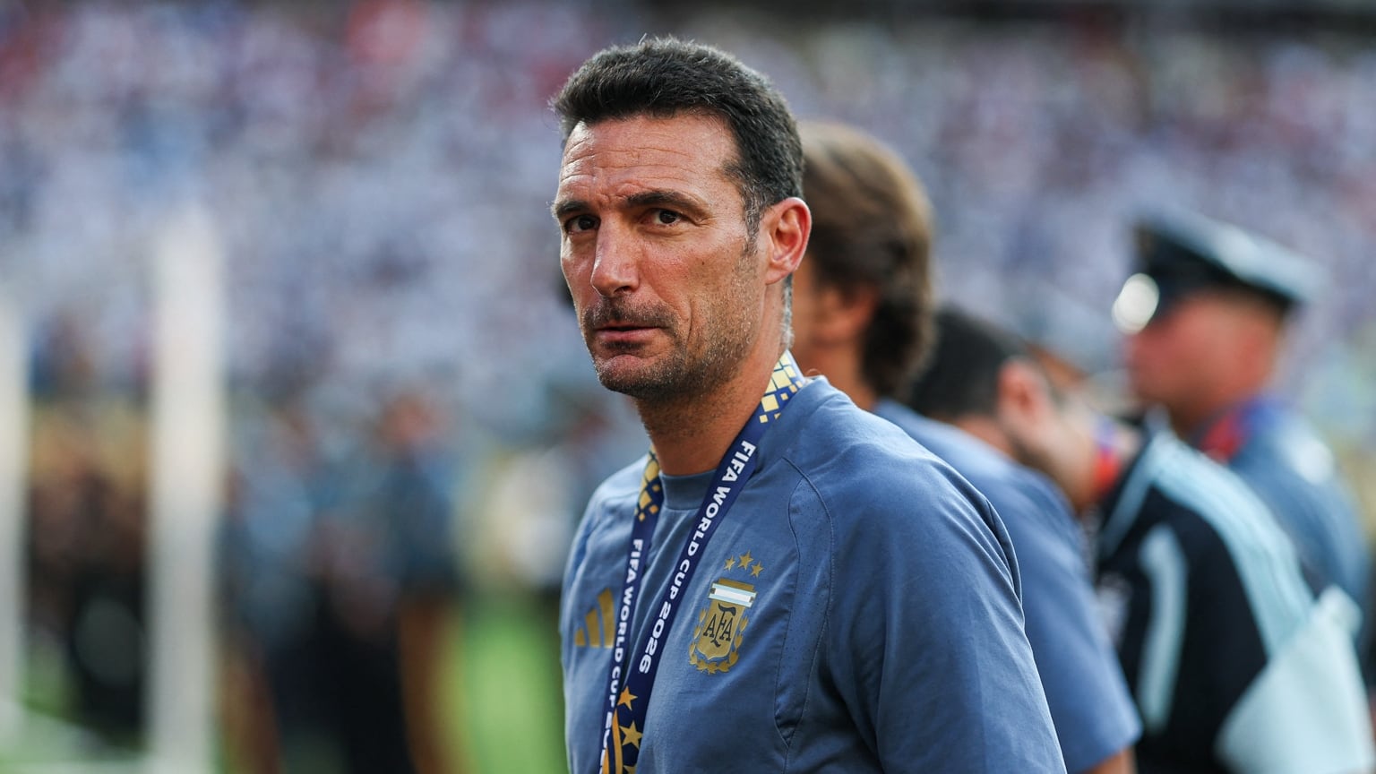 Scaloni, con la medalla de subcampeón en el Mundial 2026 (PATRICIA DE MELO MOREIRA / AFP)