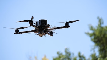 Herido un directivo de una empresa fabricante de drones kamikaze tras estallar un artefacto explosivo en su coche