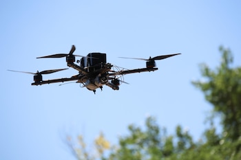 En el último año, de acuerdo con el Financial Times, se ha detectado un fenómeno preocupante: grupos armados ilegales han enviado hombres a combatir en Ucrania con el objetivo de perfeccionar sus habilidades en el manejo de drones y aplicar esas técnicas a su regreso - crédito Europa Press