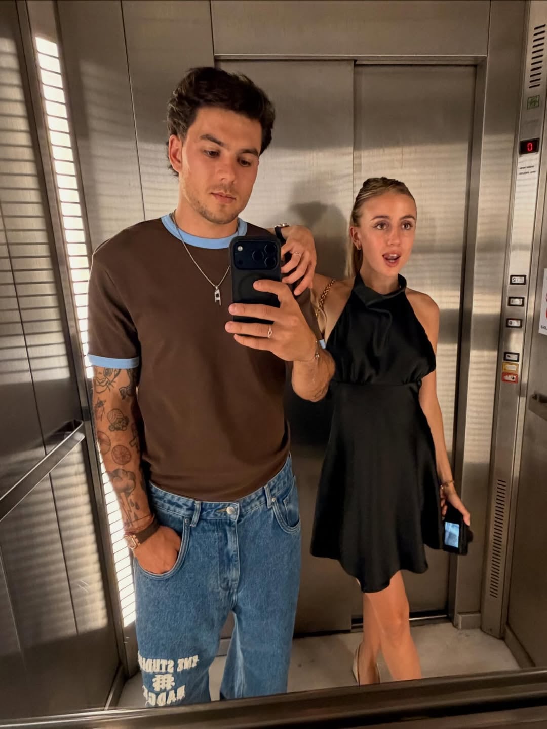 La postal de Beltrán y Blondel en un ascensor