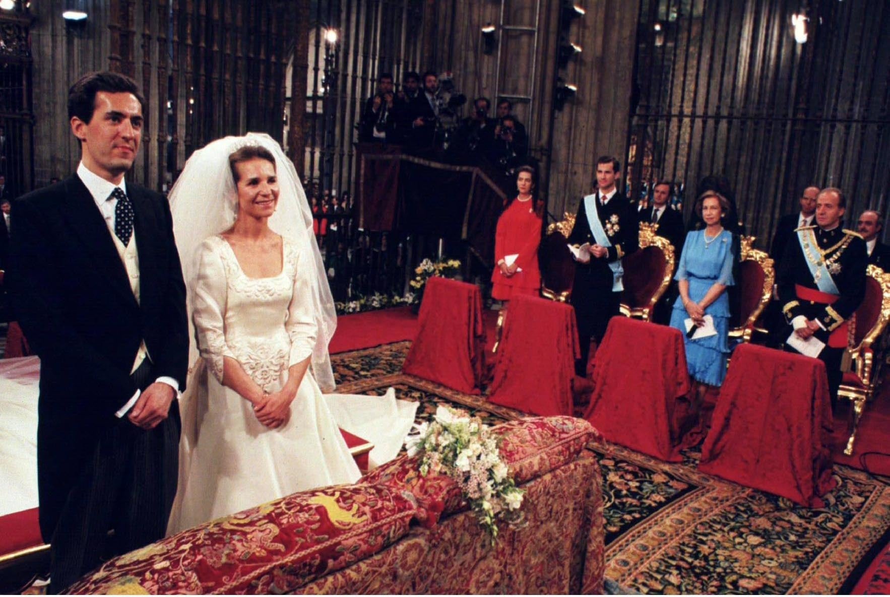 La infanta Cristina, el entonces príncipe Felipe y los reyes eméritos, Juan Carlos I y Sofía, observan con emoción a la infanta Elena y su marido en el altar (Grosby)