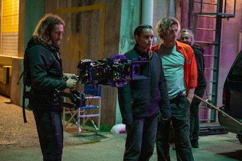 Imagen del rodaje de 'Turno de noche' con el director Johnny Campbell junto a sus protagonistas, Georgina Campbell y Joe Keery