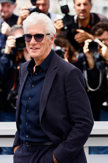 Richard Gere privilegia prendas de corte clásico y una paleta de colores neutros en sus apariciones públicas (REUTERS/Yara Nardi)