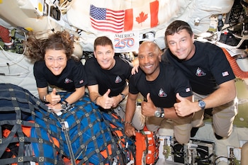 La cápsula Orión permanece cerca de 2 horas en el océano Pacífico tras el amerizaje de Artemis II según los protocolos de la NASA (EFE/NASA)