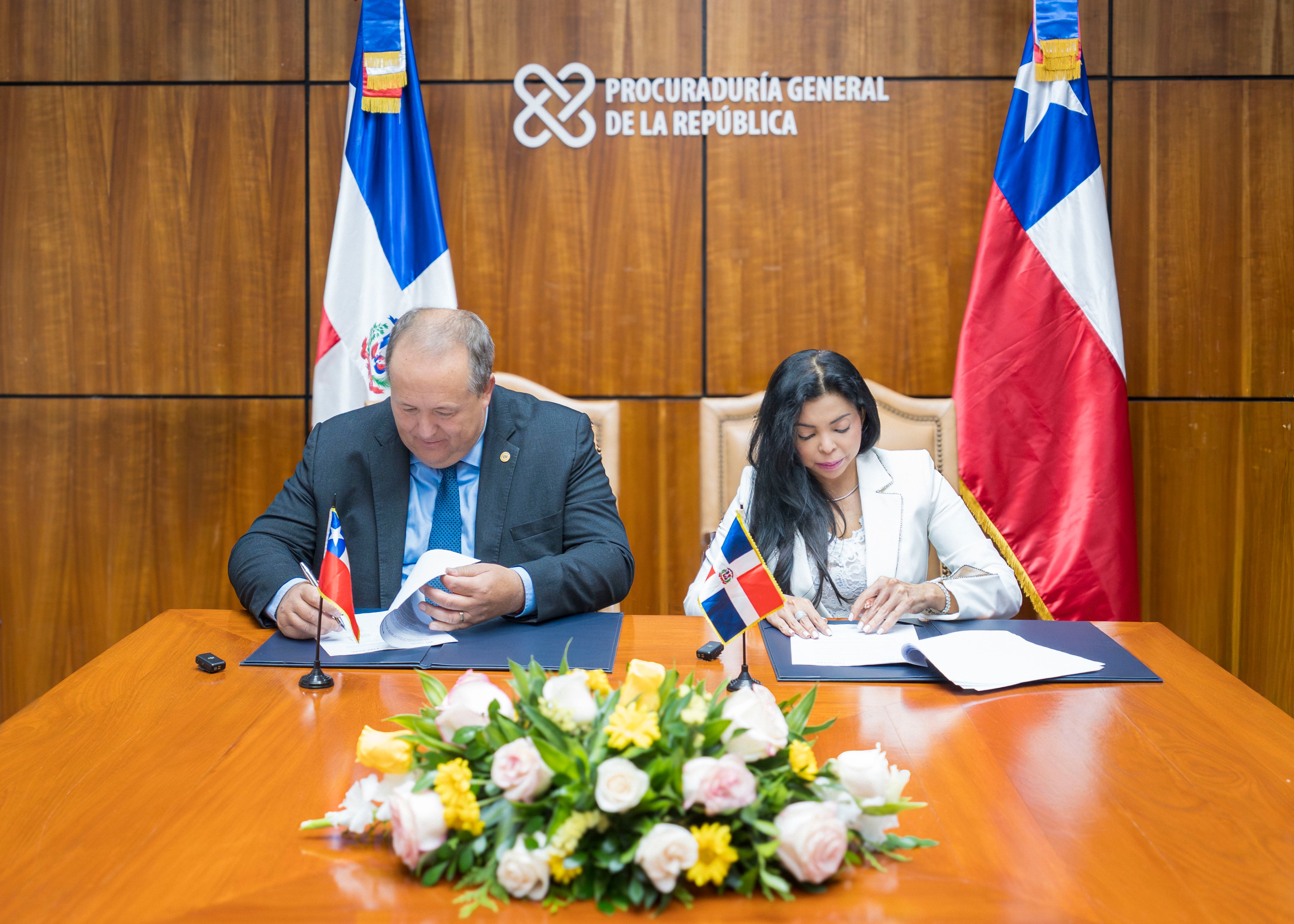 República Dominicana y Chile establecieron en Santo Domingo un equipo conjunto de investigación para enfrentar la trata de personas, el tráfico ilícito de migrantes y el lavado de activos, según anunciaron la procuradora general dominicana Yeni Berenice Reynoso y el fiscal nacional chileno Ángel Valencia Vásquez. (Cortesía: Procuraduría General de la República Dominicana)