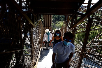 Personas subiendo las escalaras de