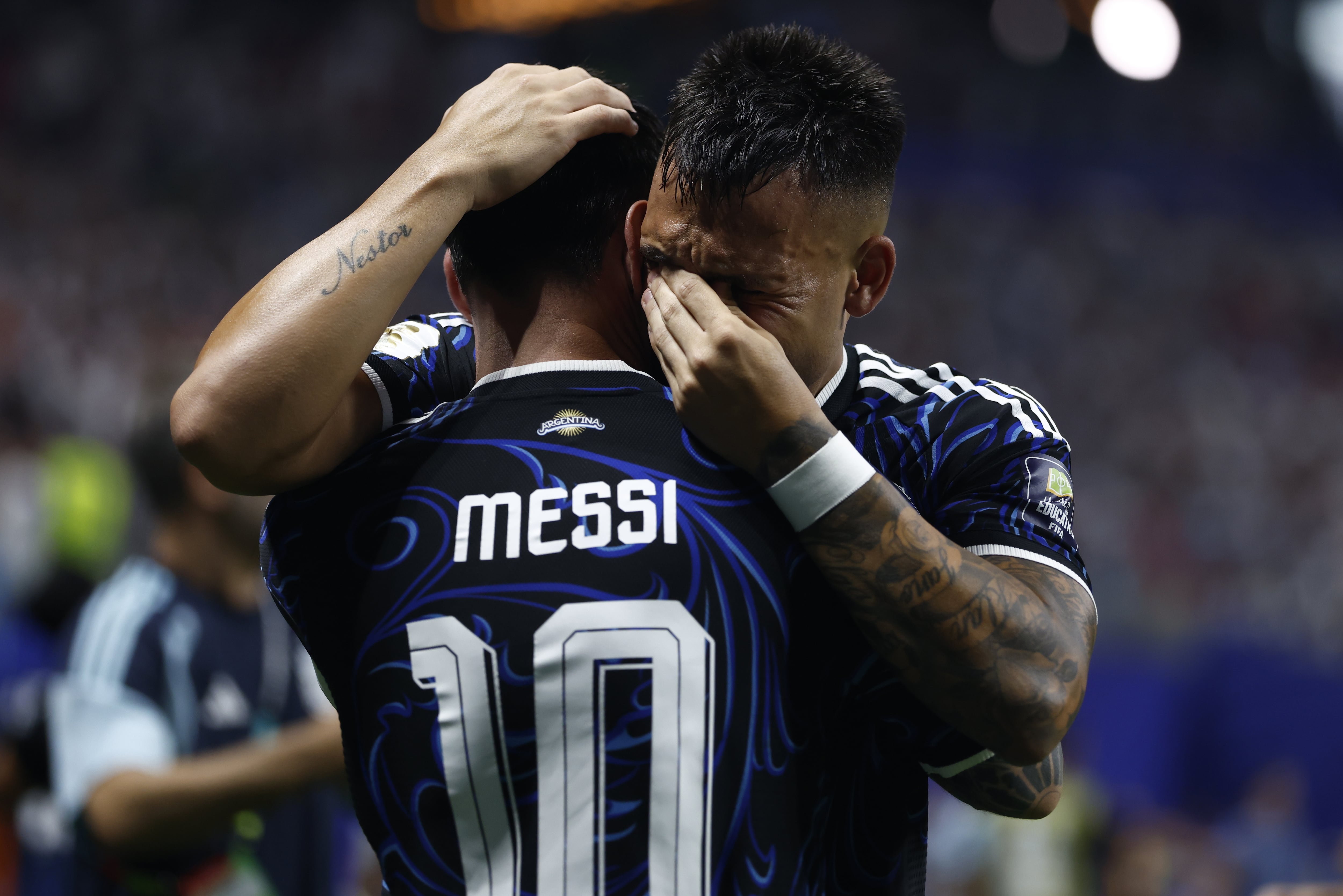 El abrazo de un conmovido Lautaro Martinez con Lionel Messi luego de ganar la semifinal contra Inglaterra EFE/EPA/WILL OLIVER