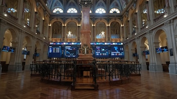 El Ibex 35 cae un 0,9% en la apertura, hasta los 18.815 puntos, con el petróleo bajando a 115 dólares