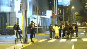 Un estudiante de administración perdió la vida y varias personas resultaron heridas cuando una camioneta impactó una motocicleta en el Cercado de Lima, según testigos y fuentes policiales recogidas en el lugar