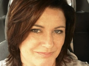 Alison caminó herida y sola