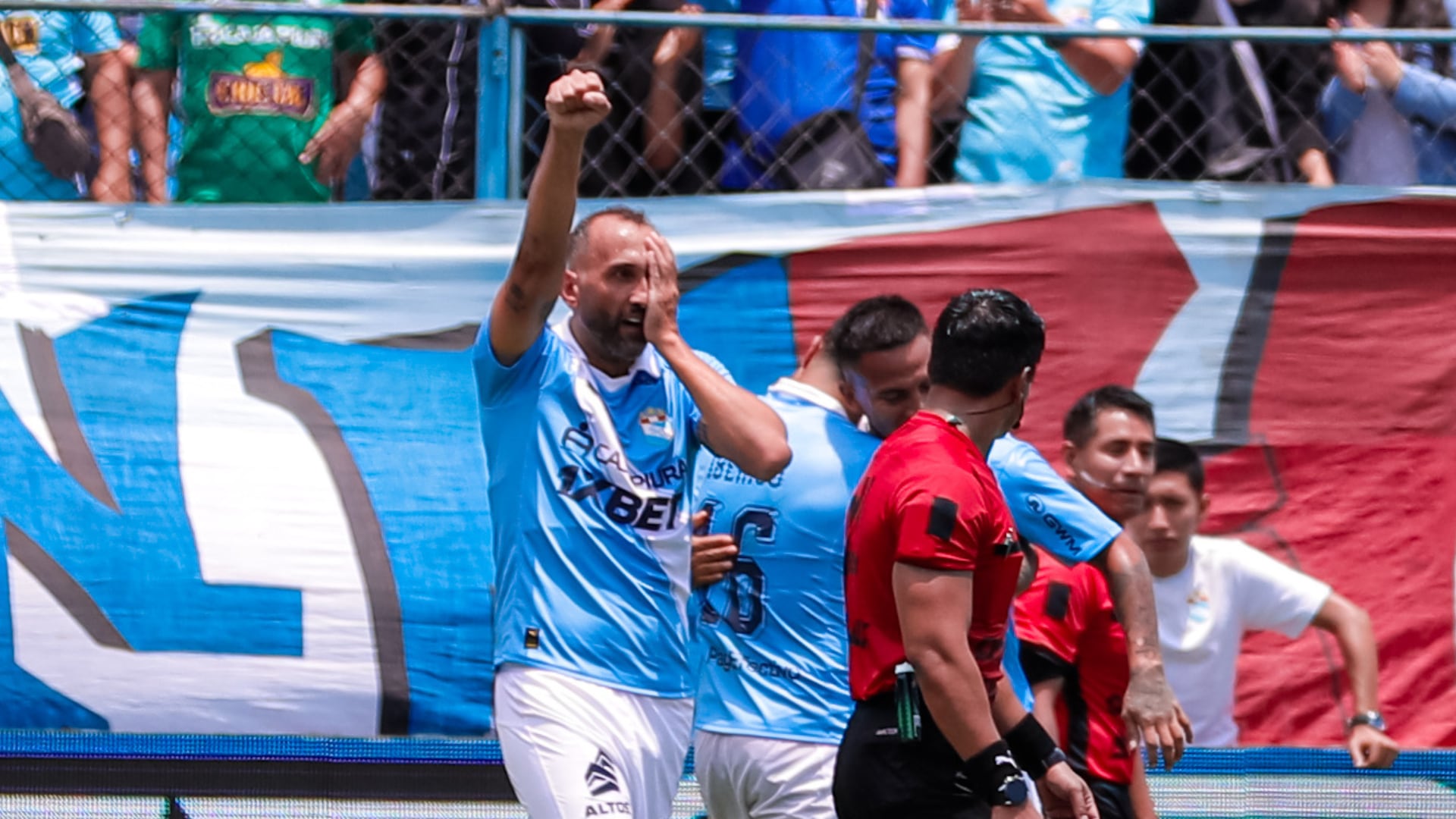 Hernán Barcos brilló con doblete y sostuvo el triunfo de Sporting Cristal