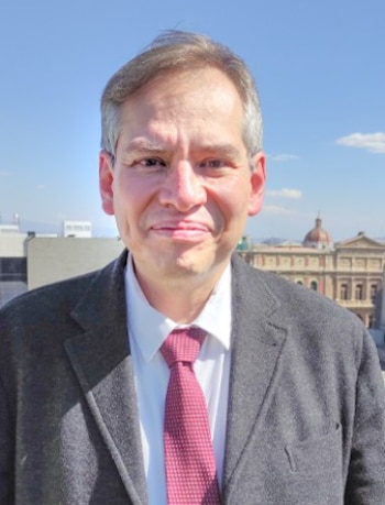 Cuenta con una maestría en