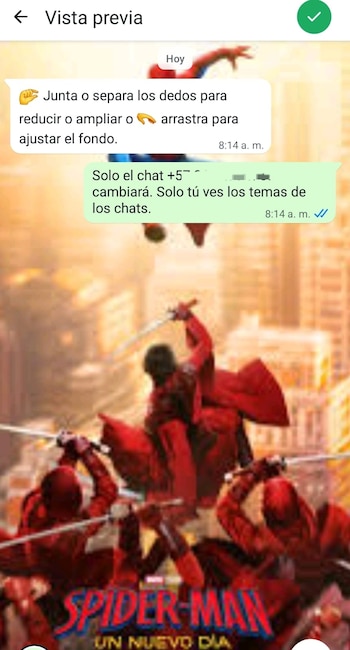 Pantalla de teléfono móvil con aplicación de WhatsApp; un póster borroso de Spider-Man con el título 'SPIDER-MAN UN NUEVO DÍA' es el fondo del chat