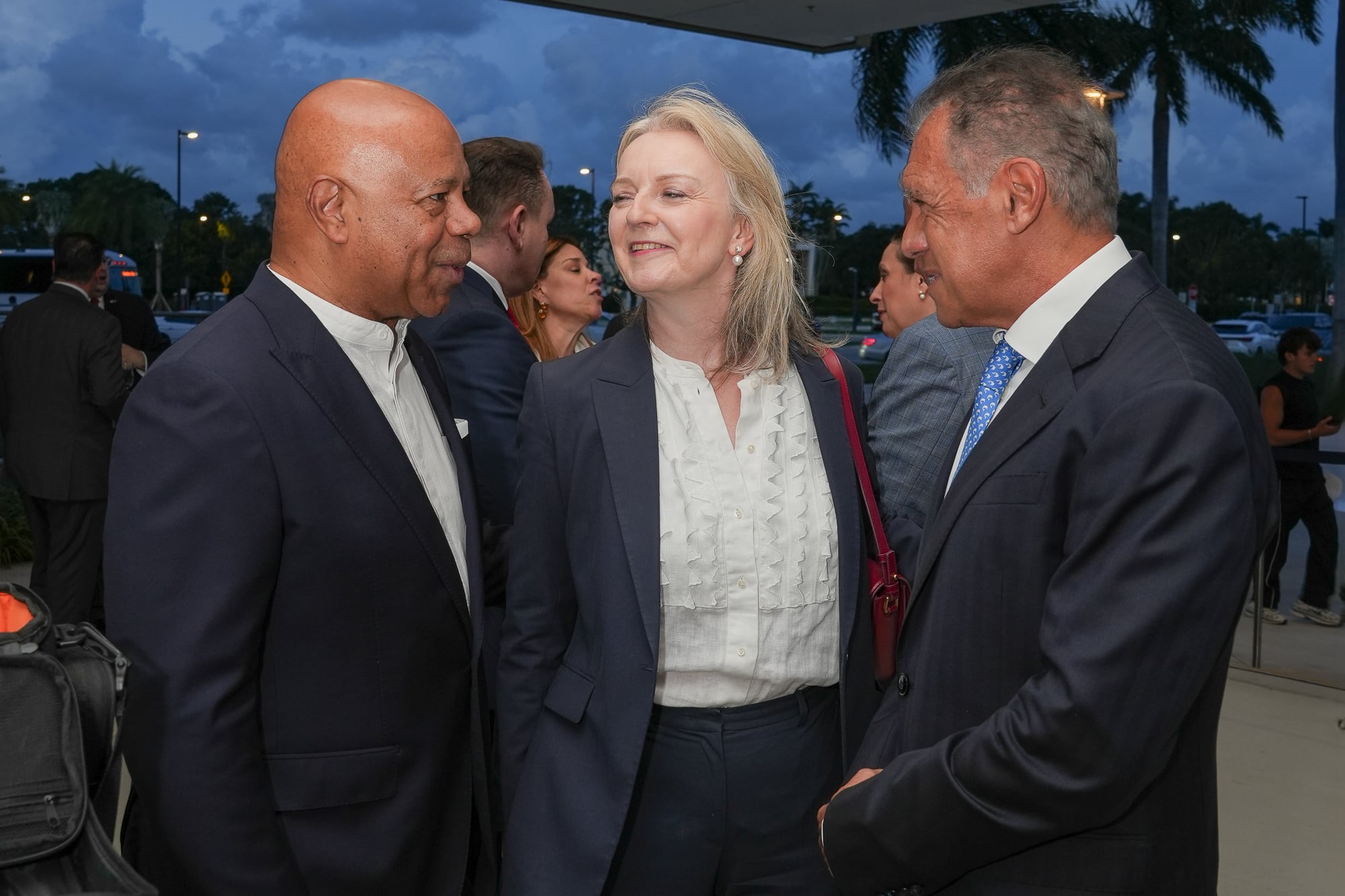 David Webb, conductor de radio y televisión y colaborador de Fox News, junto con la ex primera ministra británica Liz Truss y el fundador y CEO de Infobae, Daniel Hadad.